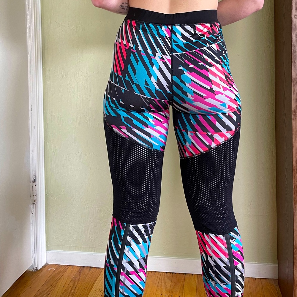 Geometric patterned leggings with calf zipper and mesh thigh